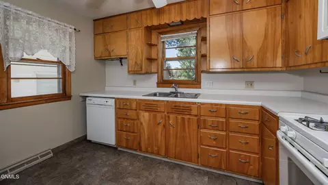 Kitchen - 309 Chaffee Row, Beulah, ND 58523 photo 1 of 3