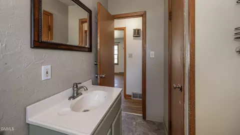 Bath - 309 Chaffee Row, Beulah, ND 58523 photo 1 of 3