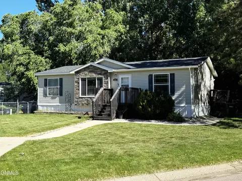 426 Dover Dr, Bismarck, ND 58504 photo 1