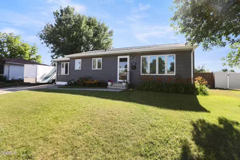 504 15th Ave W, Williston, ND 58801
