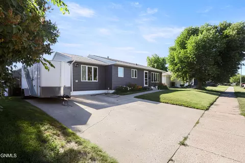 504 15th Ave W, Williston, ND 58801 photo 3