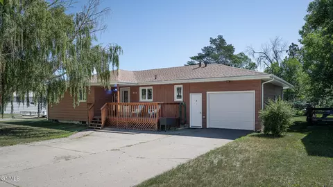 422 6th Ave NE, Hazen, ND 58545