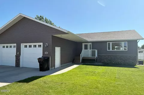 2316 18th Cir W, Williston, ND 58801 photo 2