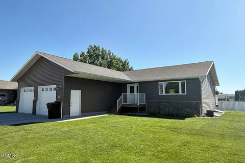 2316 18th Cir W, Williston, ND 58801 photo 3