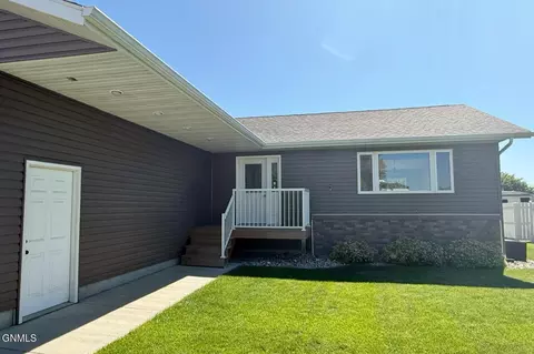 2316 18th Cir W, Williston, ND 58801 photo 4