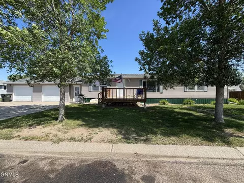1212 Sunflower Ln, Hazen, ND 58545