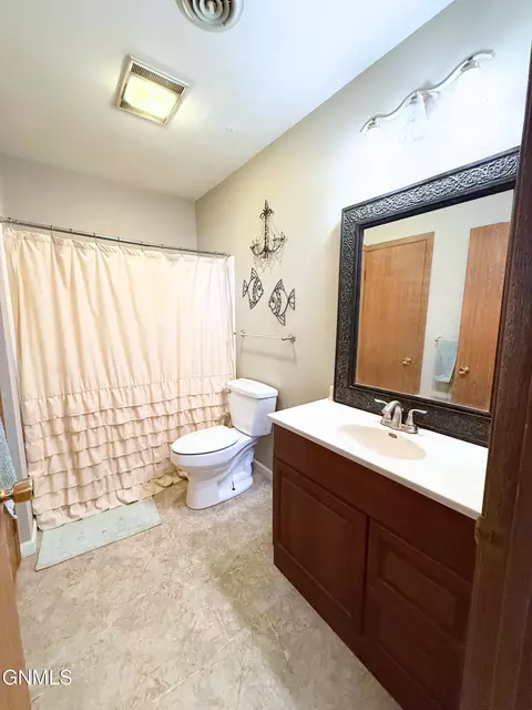 Bath - 113 23rd St E, Williston, ND 58801 photo 4 of 4