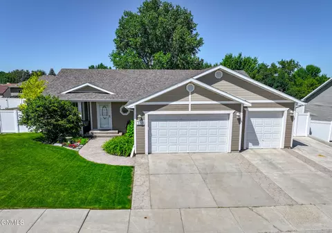 2221 12th Ave W, Williston, ND 58801