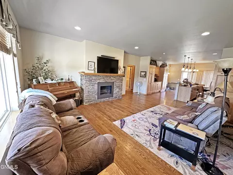 1548 Creekside Dr W, Williston, ND 58801 photo 4