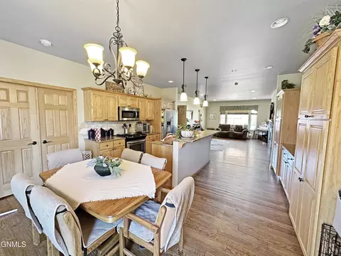 1548 Creekside Dr W, Williston, ND 58801 photo 7