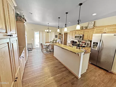 1548 Creekside Dr W, Williston, ND 58801 photo 5
