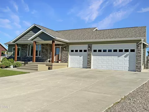 1548 Creekside Dr W, Williston, ND 58801 photo 2