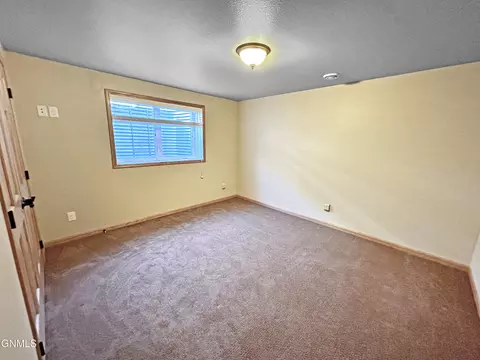 1548 Creekside Dr W, Williston, ND 58801 photo 25