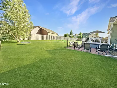 1548 Creekside Dr W, Williston, ND 58801 photo 33