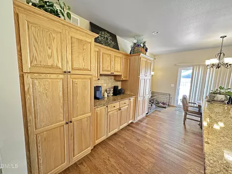 1548 Creekside Dr W, Williston, ND 58801 photo 6