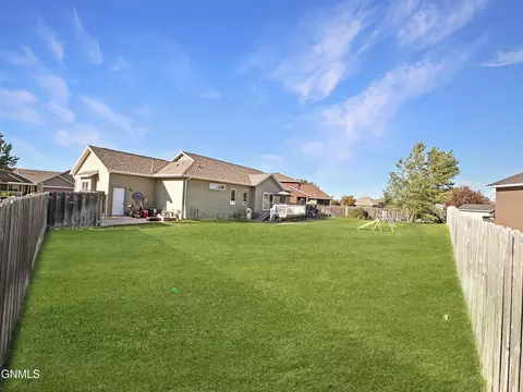 1548 Creekside Dr W, Williston, ND 58801 photo 34