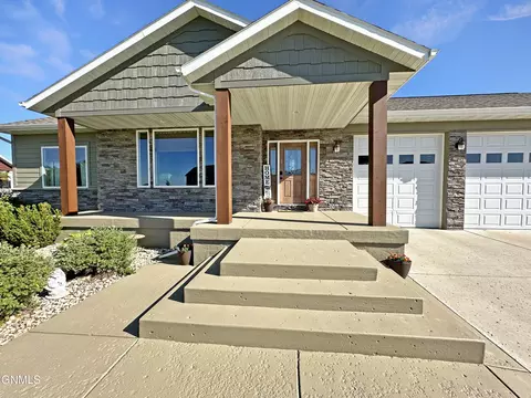 1548 Creekside Dr W, Williston, ND 58801 photo 3