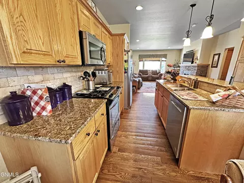1548 Creekside Dr W, Williston, ND 58801 photo 8