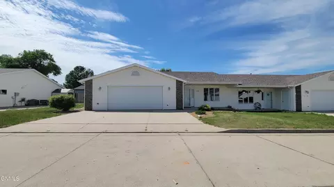1119 Lakota Ln, Lincoln, ND 58504