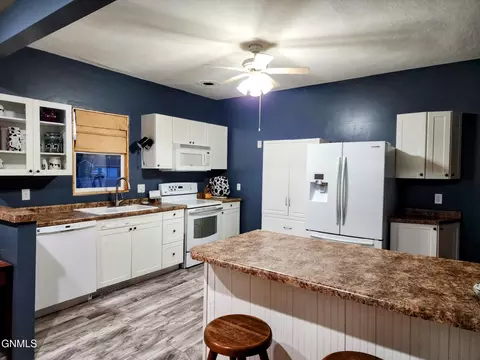 9613 County Rd 47, Bottineau, ND 58318