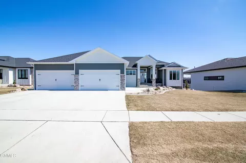 4019 Cogburn Rd, Bismarck, ND 58503