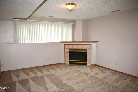 701 E Wachter Ave, Bismarck, ND 58504 photo 5