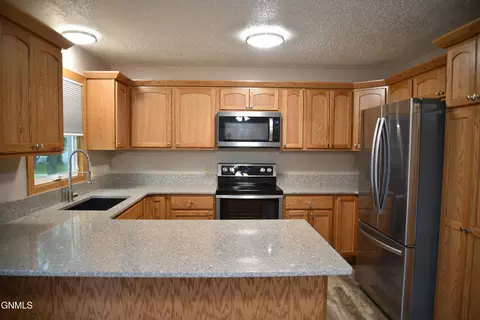 701 E Wachter Ave, Bismarck, ND 58504 photo 2