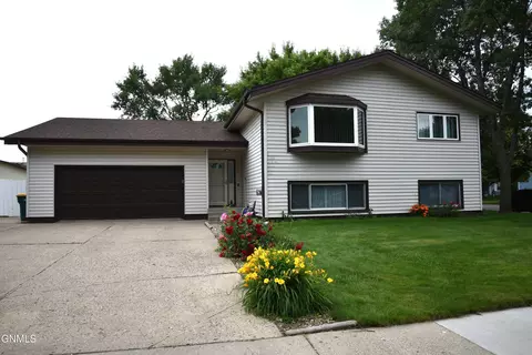701 E Wachter Ave, Bismarck, ND 58504