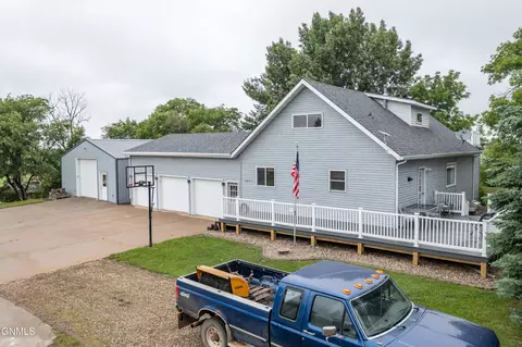 2091 Weinberger Dr S, Mandan, ND 58554