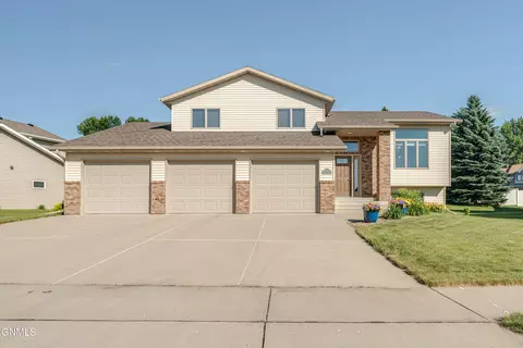 3019 Cody Dr, Bismarck, ND 58503