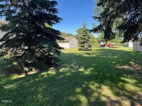 215 12th St N, Bismarck, ND 58501