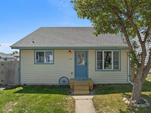 1719 29th St W, Williston, ND 58801 photo 2