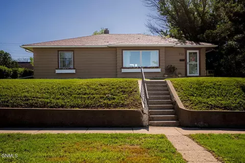 711 2nd Ave SE, Jamestown, ND 58401