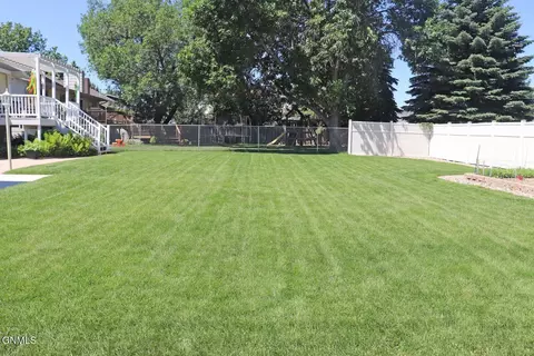 Exterior - 1948 Jackson Ave, Bismarck, ND 58501 photo 6 of 9
