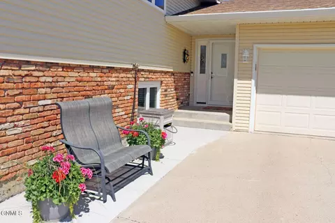 Exterior - 1948 Jackson Ave, Bismarck, ND 58501 photo 9 of 9