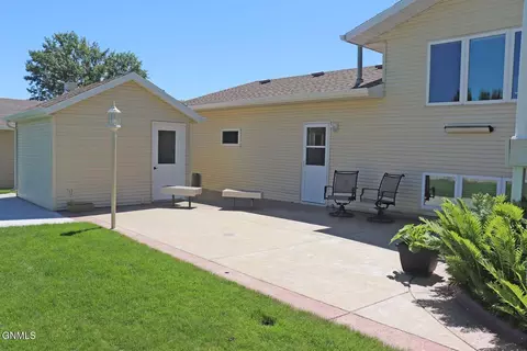 Exterior - 1948 Jackson Ave, Bismarck, ND 58501 photo 2 of 9