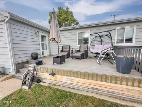 Exterior - 1606 8th Ave W, Williston, ND 58801 photo 4 of 16