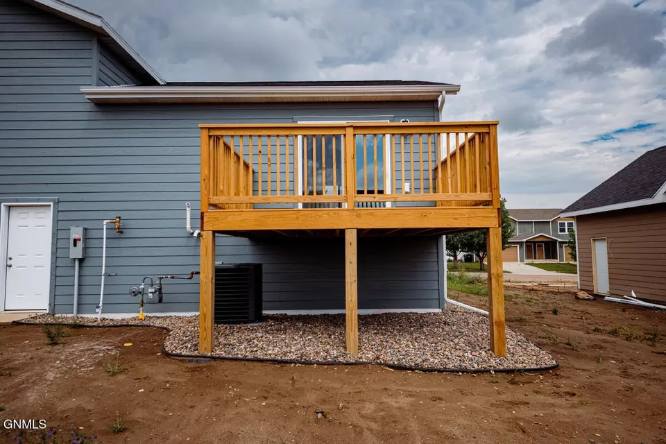 Exterior - 3209 10th Ave NE, Watford City, ND 58854 photo 4 of 8