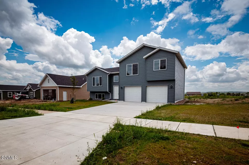 Exterior - 3209 10th Ave NE, Watford City, ND 58854 photo 3 of 8