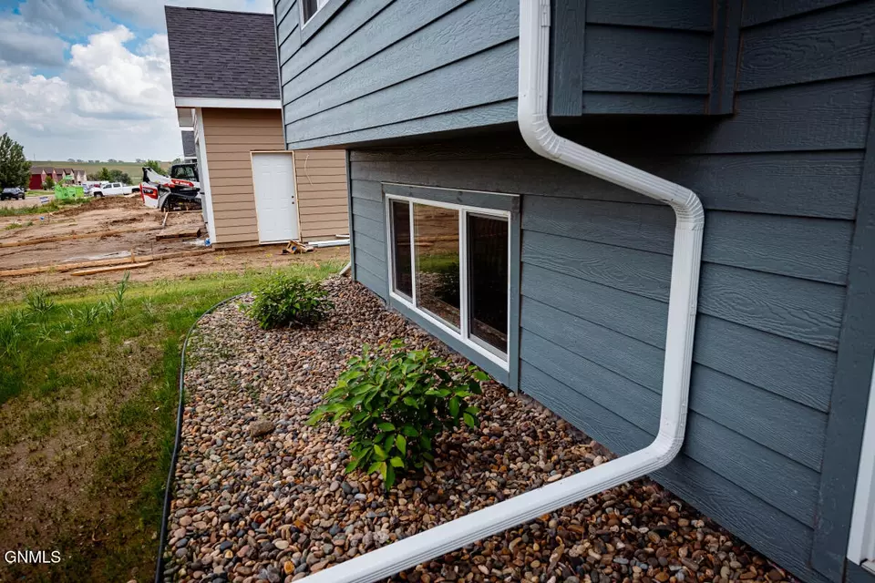 Exterior - 3209 10th Ave NE, Watford City, ND 58854 photo 6 of 8