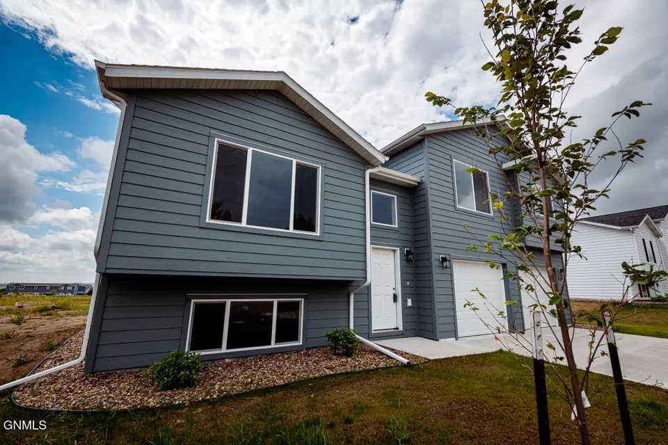 Exterior - 3209 10th Ave NE, Watford City, ND 58854 photo 5 of 8
