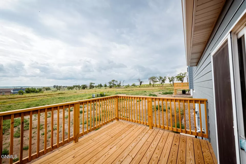 Exterior - 3209 10th Ave NE, Watford City, ND 58854 photo 7 of 8