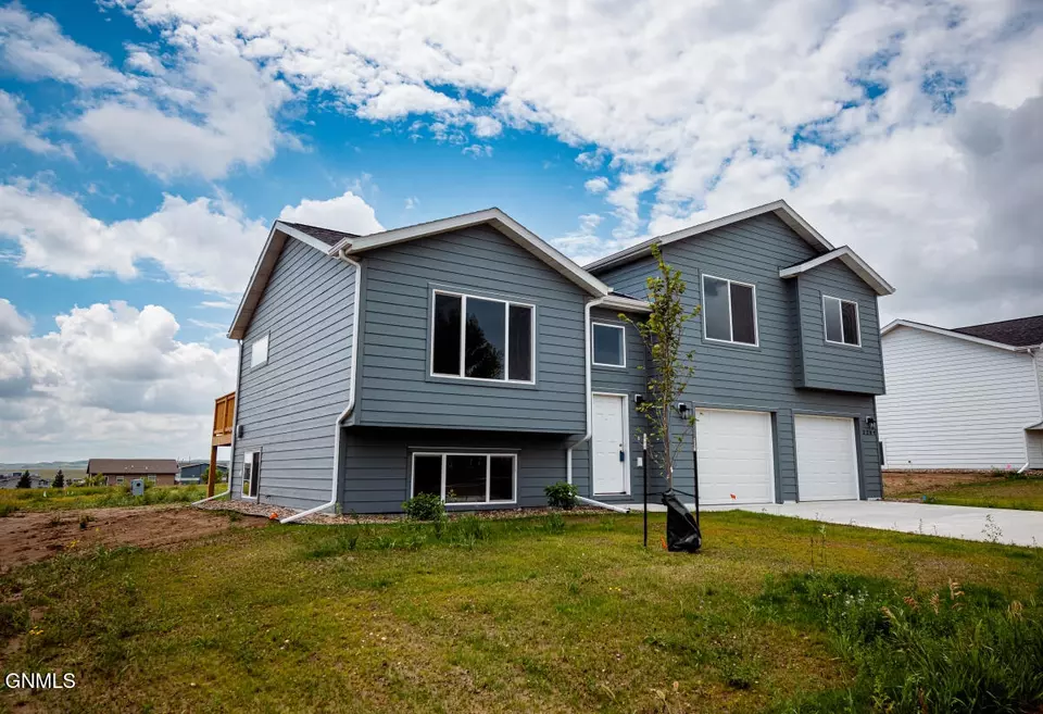 Exterior - 3209 10th Ave NE, Watford City, ND 58854 photo 2 of 8