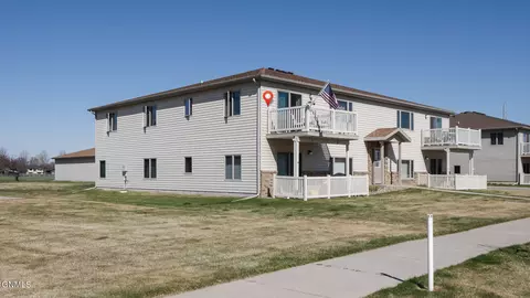 872 San Angelo Dr, Bismarck, ND 58504