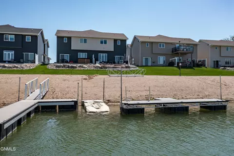 2435 Waterpark Loop SE, Mandan, ND 58554