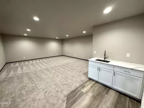 574 River Dr, Dickinson, ND 58601 photo 18