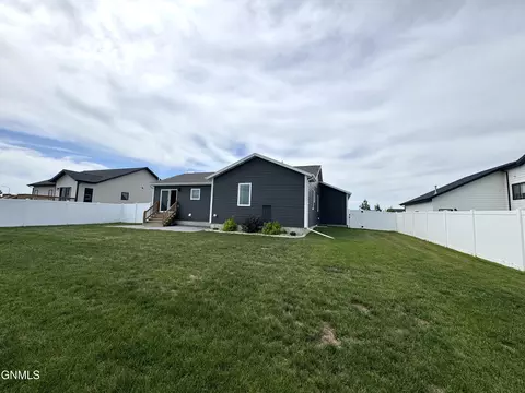 574 River Dr, Dickinson, ND 58601 photo 5