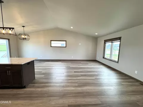 574 River Dr, Dickinson, ND 58601 photo 17