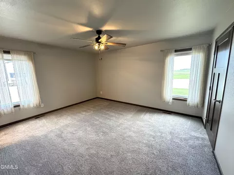 574 River Dr, Dickinson, ND 58601 photo 12