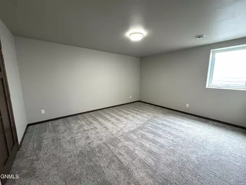 574 River Dr, Dickinson, ND 58601 photo 19